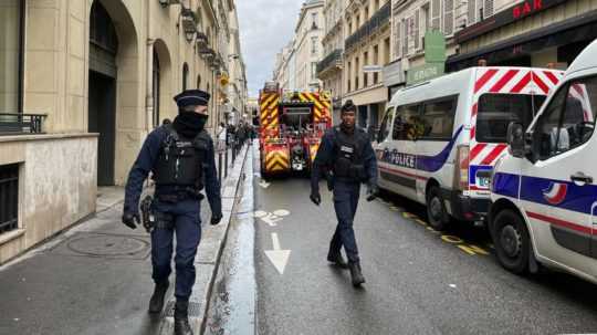 Francúzski policajti na mieste streľby.