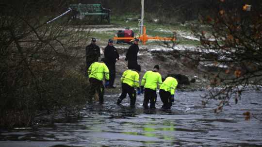Policajné pátracie tímy na mieste po tom, čo sa pod štyrmi deťmi prelomil ľad.