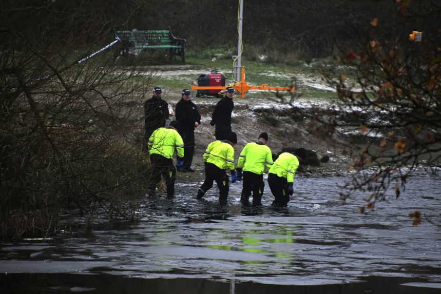 Traja chlapci, pod ktorými sa prelomil ľad na jazere v Británii, zomreli