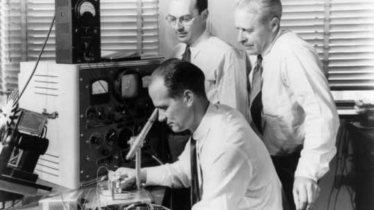 Na archívnej snímke nositelia Nobelovej ceny doktori William Shockley (sedí), John Bardeen (vľavo) a Walter Brattain v Bell Telephone Laboratories v roku 1948.