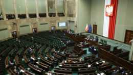 Na snímke vnútro budovy poľského Sejmu s poľskou zástavou v pozadí.