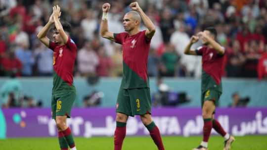 Portugalský hráč Pepe (uprostred) oslavuje po výhre nad Švajčiarskom vo futbalovom zápase osemfinále Portugalsko - Švajčiarsko na MS 2022 vo futbale.