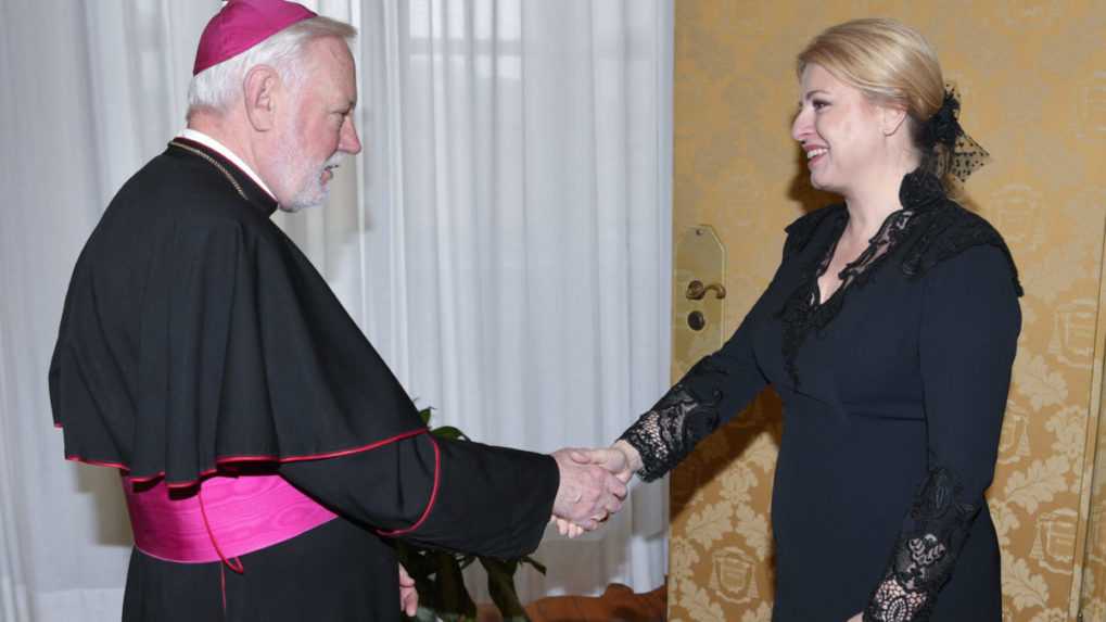 Na snímke prezidentka Zuzana Čaputová počas prijatia vatikánskym sekretárom pre vzťahy so štátmi Paulom Gallagherom.