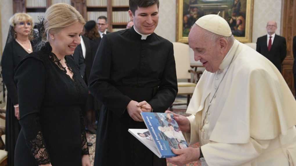 Prezidentka Zuzana Čaputová venovala pápežovi Františkovi niekoľko darov - obraz, vianočné ozdoby aj tradičné sviatočné pečivo.