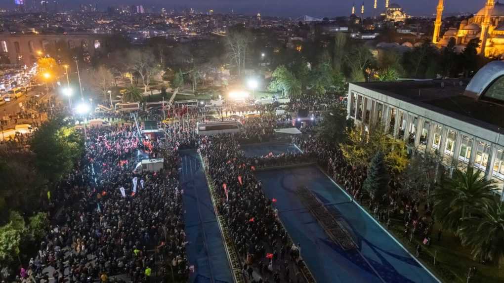 V Istanbule protestovali tisíce ľudí proti odsúdeniu starostu mesta