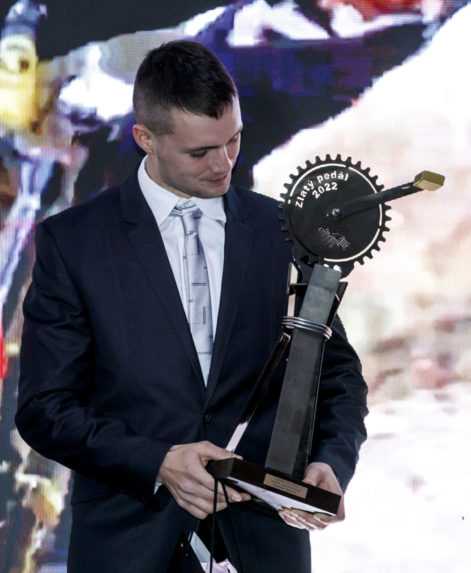 Na snímke Rasťo Baránek, ktorý zvíťazil v kategórii zjazd, pózuje počas slávnostného udeľovania ocenení v ankete Zlatý pedál.