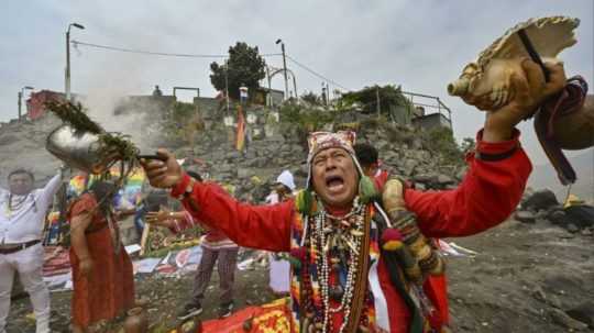 Na snímke peruánsky šaman počas vykonávania koncoročného obradu.