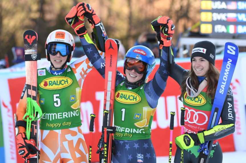 Zľava slovenská lyžiarka Petra Vlhová (2. miesto), Američanka Mikaela Shiffrinová (1. miesto) a Talianka Marta Bassinová (3. miesto).