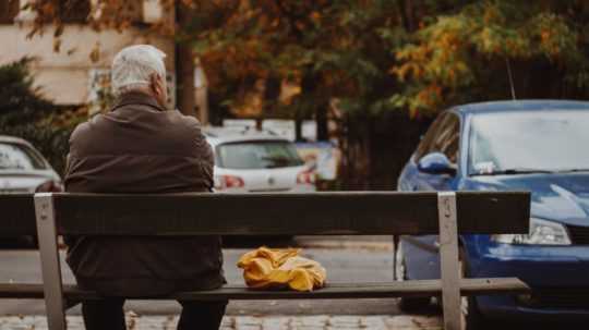 starý muž sedí na lavičke