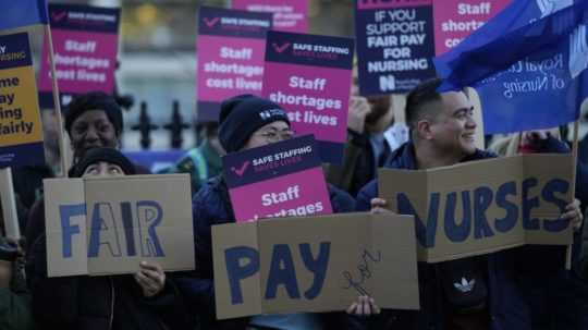 Zdravotné sestry v Británii protestujú za vyššie platy.