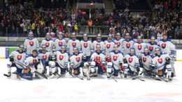 Na snímke slovenskí hokejisti pózujú po celkovom víťazstve na domácom Vianočnom Kaufland Cupe v Bratislave.