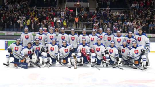 Na snímke slovenskí hokejisti pózujú po celkovom víťazstve na domácom Vianočnom Kaufland Cupe v Bratislave.
