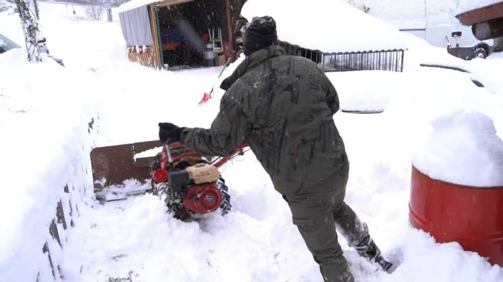 So snehovou kalamitou v Prešove pre chorobnosť bojovala polovica cestárov