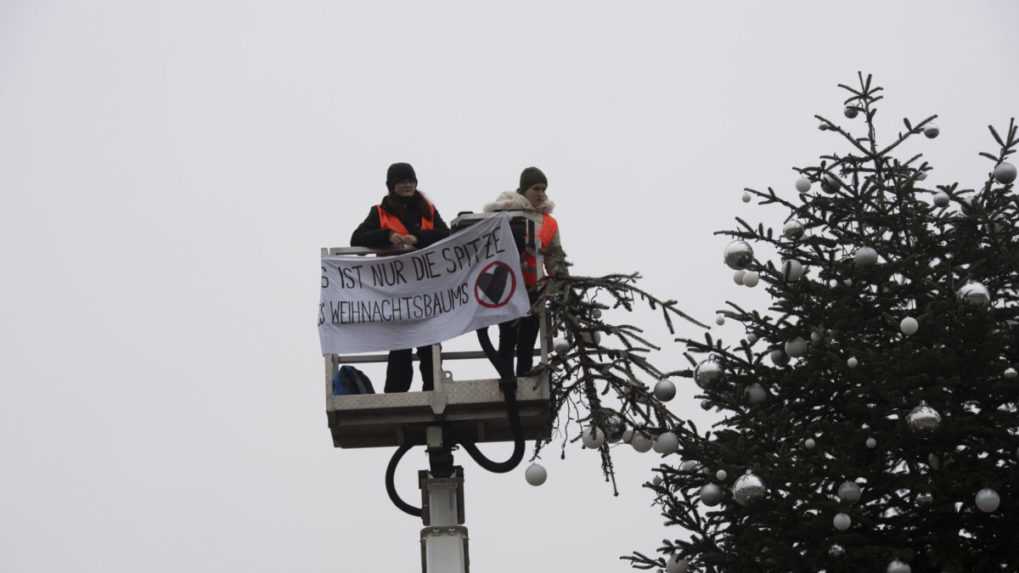 Klimatické aktivistky odpílili vrchol vianočného stromčeka v centre Berlína