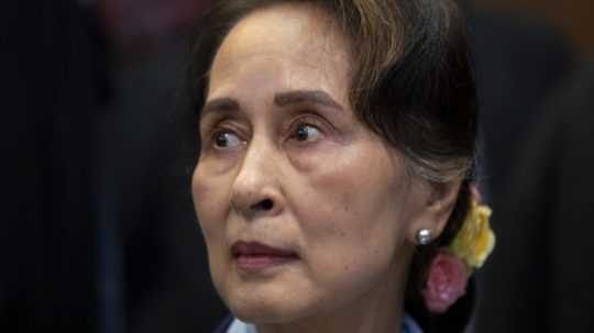 Na archívnej snímke z 11. decembra 2019 mjanmarská líderka Aun Schan Su Ťij sedí počas pojednávania pred Medzinárodným súdnym dvorom v holandskom Haagu.