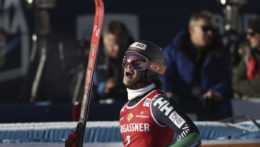 Nór Lucas Braathen sa teší v cieli 2. kola obrovského slalomu Svetového pohára alpských lyžiarov v talianskom stredisku Alta Badia.