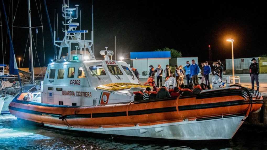 Talianska vláda sprísnila pravidlá pre lode zachraňujúce migrantov