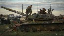 ukrajinský vojak pri zničenom ruskom tanku