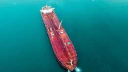 tanker prevážajúci ropu po mori