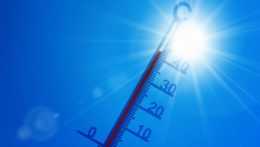 Teplomer ukazujúci teplotu nad 40 stupňov na slnku.