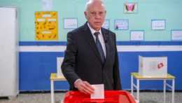 Na snímke tuniský prezident Kaís Saíd, ktorý sa zúčastnil parlamentných volieb.