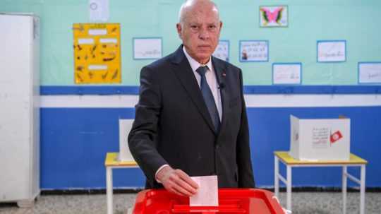 Na snímke tuniský prezident Kaís Saíd, ktorý sa zúčastnil parlamentných volieb.
