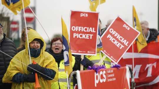 Pracovníci hraničných kontrol protestujú neďaleko letiska v Birminghame.