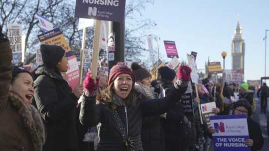 Štrajk zdravotných sestier a iných zdravotníckych pracovníkov v Londýne.