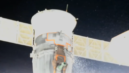 Na ilustračnej snímke únik neznámej látky z kozmickej lode Sojuz MS-22 pripojenej k modulu Rassvet na ISS.