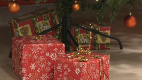 Ilustračná snímka darčekov pod vianočným stromčekom.