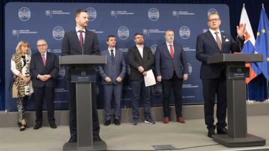 Na snímke v popredí vpravo predseda parlamentu Boris Kollár a v popredí vľavo predseda vlády Eduard Heger.