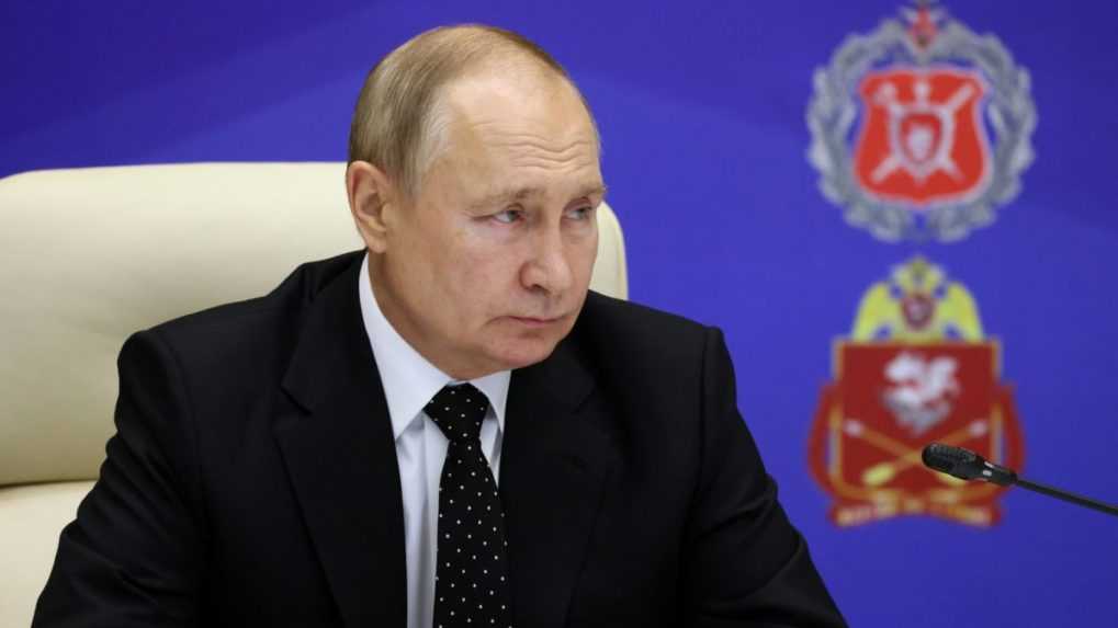 Putinovej popularite škodí, že sa zatvára v bunkroch