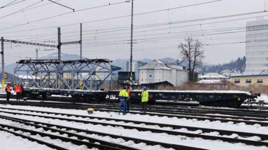 Vykoľajený pracovný vlak na železničnej vlakovej stanici v Žiline.