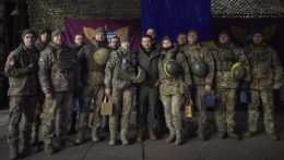 Ukrajinskí vojaci a prezident Volodymyr Zelenskyj.