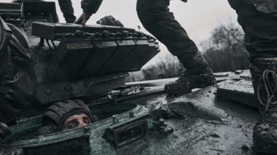 ukrajinskí vojaci vyliezajú z ruského tanku