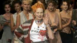 Na archívnej snímke už zosnulá britská módna návrhárka Vivienne Westwoodová počas módnej prehliadky. Za ňou stoja modelky v jej šatách