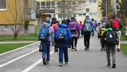Žiaci kráčajú do školy.