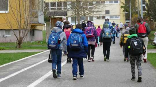 Žiaci kráčajú do školy.