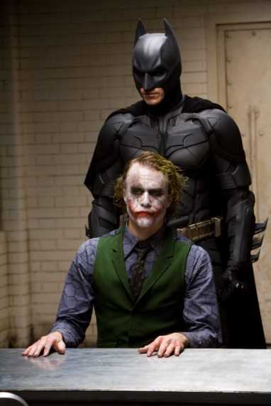 Heath Ledger ako Joker a Christian Bale ako Batman vo filme TemnÃƒÂ½ rytier.