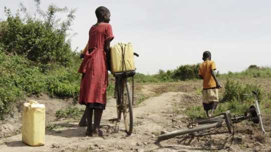 Na ilustračnej snímke deti v Afrike s bandaskami vody.