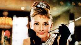 Na archívnej snímke, ktorú 10. októbra 2006 poskytol aukčný dom Christie's, je herečka Audrey Hepburnová vo filme z roku 1961 „Raňajky u Tiffanyho".