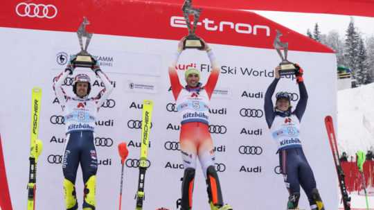 Švajčiarsky lyžiar Daniel Yule (uprostred).