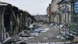 Na snímke zničená ulica v meste Bachmut na východe Ukrajiny vo štvrtok 12. januára 2023.