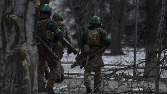 Ukrajinskí vojaci hliadkujú v meste Bachmut.