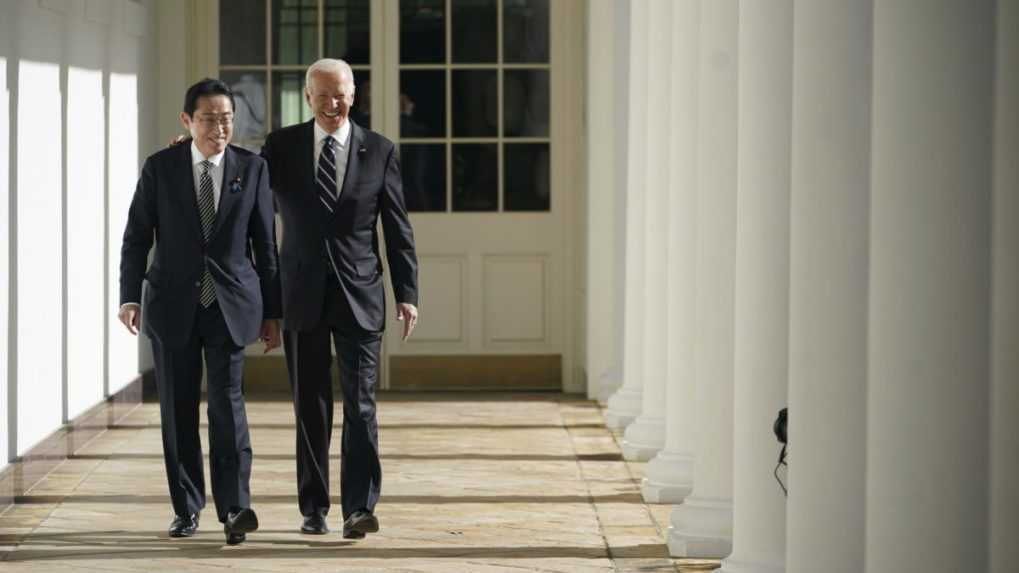 Biden ubezpečil Kišidu o odhodlaní USA brániť Japonsko