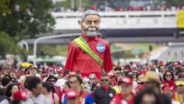 Sympatizanti novozvoleného brazílskeho prezidenta Luiza Inácia Lulu da Silvu zapĺňajú hlavnú ulicu pred jeho inauguráciou.