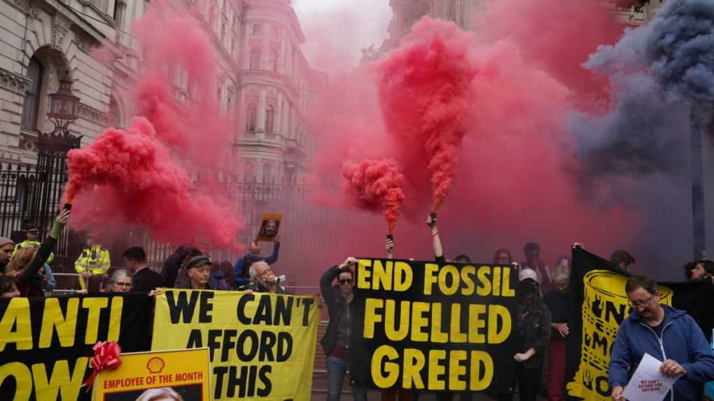 Britskí klimatickí aktivisti prestanú s blokádami ciest