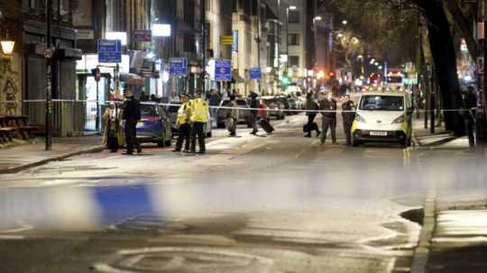 Policajné pásky sa nachádzajú neďaleko miesta streľby, ku ktorej došlo zrejme z auta v Londýne.