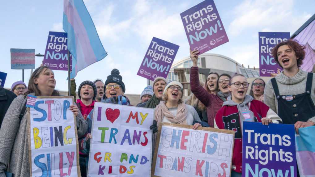 Britská vláda plánuje zablokovať škótsky návrh zákona uľahčujúci zmenu pohlavia