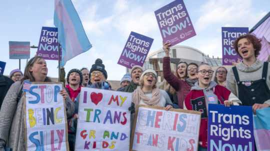 Stúpenci práv transrodových ľudí protestujú pred škótskym parlamentom v Edinburghu.